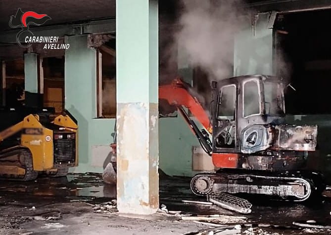 Mercogliano - Escavatore in fiamme nel cantiere della scuola elementare.Indagini in corso